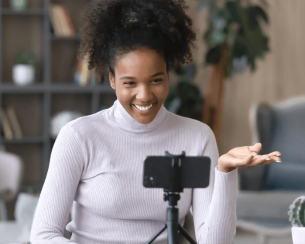 Estudiante trabajando en su proyecto de curso en línea