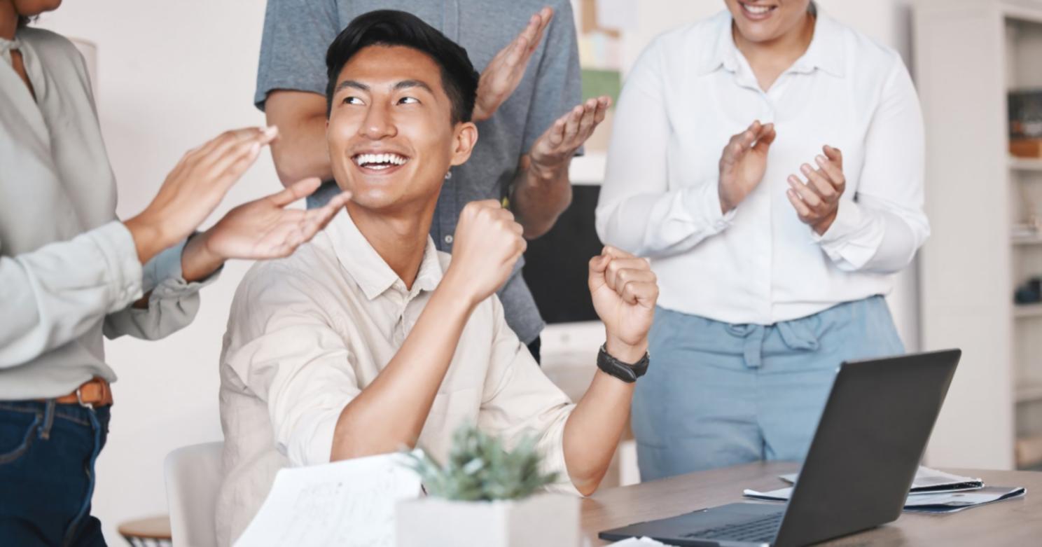 Estudiante trabajando en su proyecto de análisis